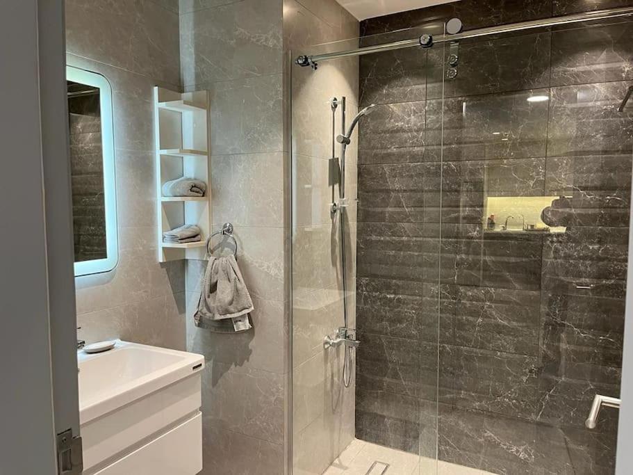 Damac Luxury New 1 Bedroom *
