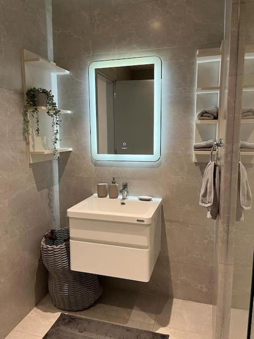 Damac Luxury New 1 Bedroom * Amán